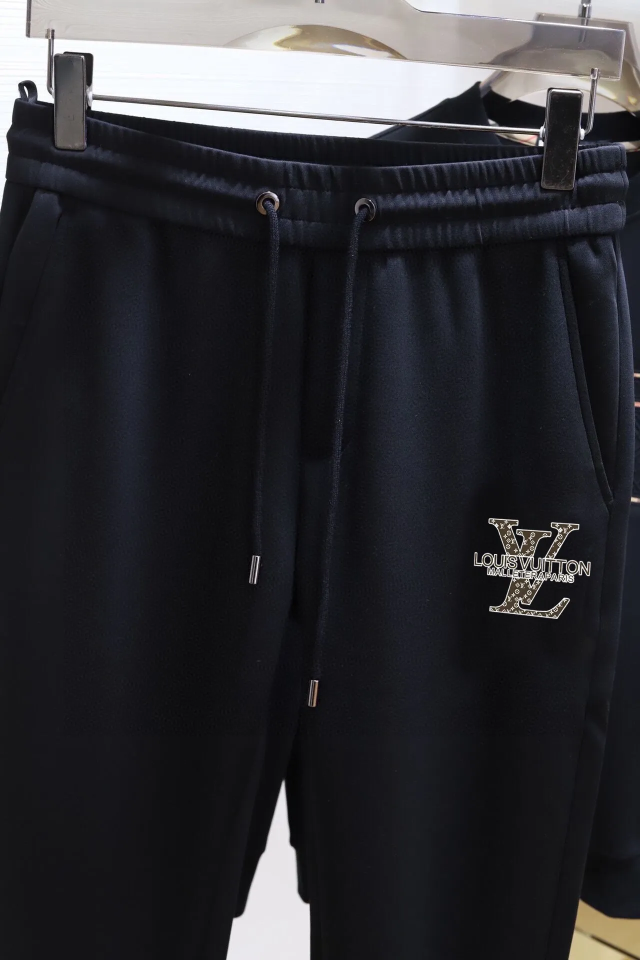 🅿️380 direct batch [LV Louis Vuitton] (Fat Man Gospel) hot-selling suit is coming. Focus on the original version of the official website. 2025 new hot-selling sweatshirt suit. The original order is the best. 🇭🇰The meticulous work of top designers. Just for a fitting and perfect upper body effect. 100% natural high-quality Roman cotton, close-fitting comfort, noble and elegant! Original hardware embodies elegance and nobility! Counter size: M-5XL (maximum wear up to 220 pounds)